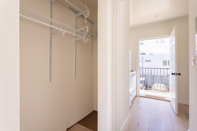 Building Photo - Sunny Venice Boardwalk Studio