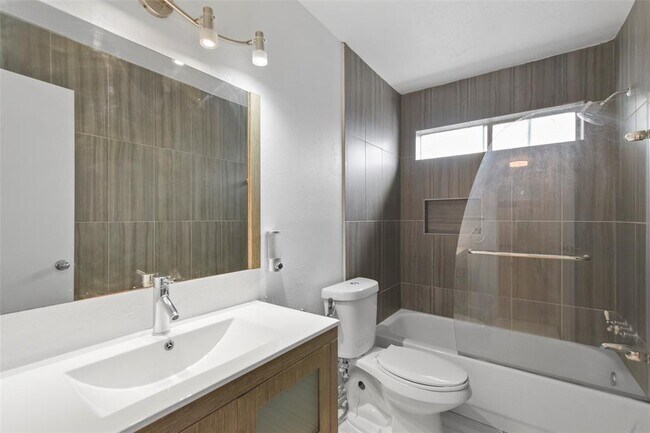 Building Photo - 15823 Fox Springs Dr