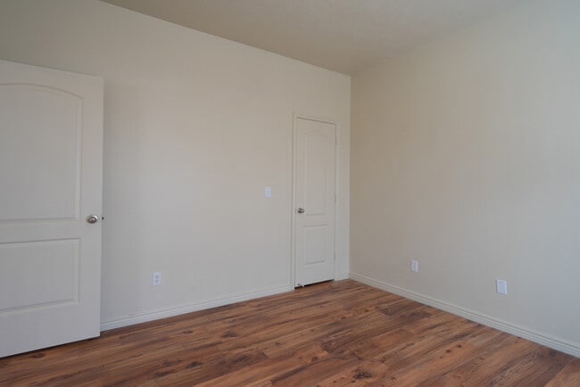 Building Photo - Five bedroom, three bath, 2,300 sq ft town...