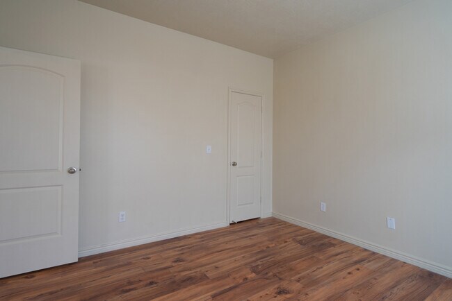 Building Photo - Five bedroom townhome with a walkout basem...