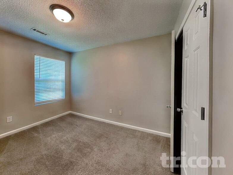 Building Photo - 4872 Sierra Way