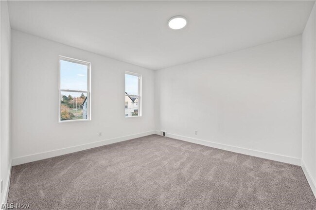 Building Photo - 1422 W 77th St