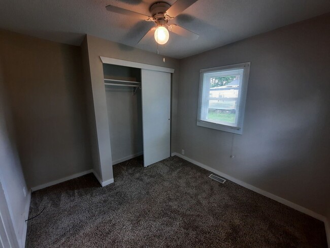 Building Photo - 2 Bedroom, 1 Bathroom rental home with gar...