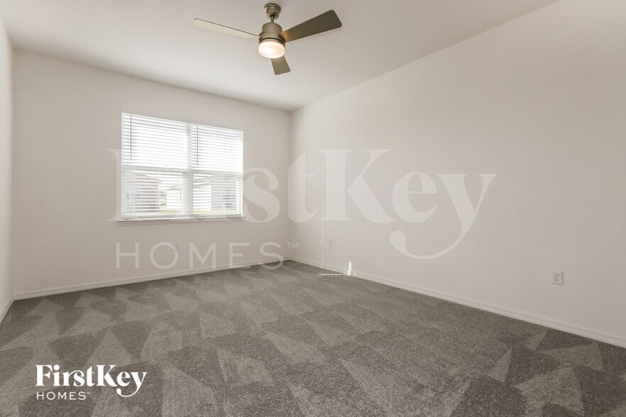 Building Photo - 422 Reina Wy