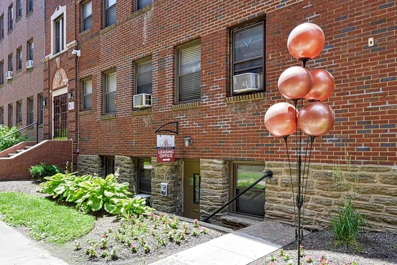 Building Photo - 236 W Walnut Ln