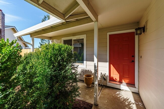 Building Photo - 4 Bedroom 2.5 Bathroom With Large Fenced B...