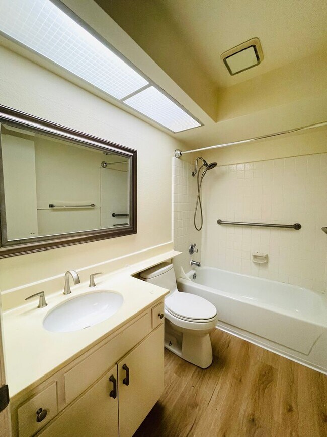 Building Photo - charming 3-bedroom, 2-bathroom home nestle...