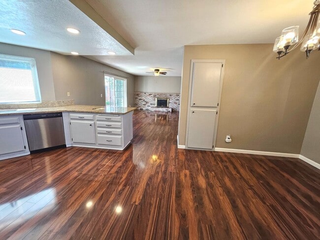 Building Photo - Beatifully updated 3 bedroom, 2 bath home ...
