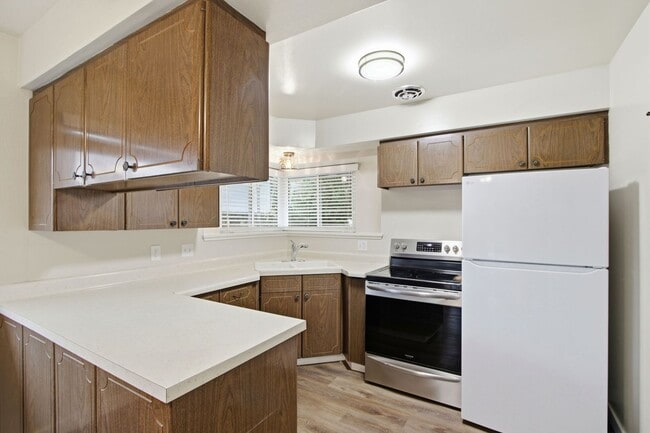 Building Photo - Duplex with 1.5 Bath and One Car Garage