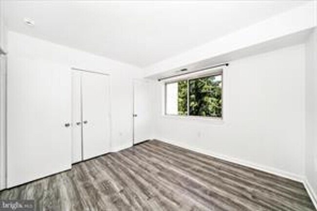 Building Photo - TOP FLOOR CONDO WITH QUIET VIEW