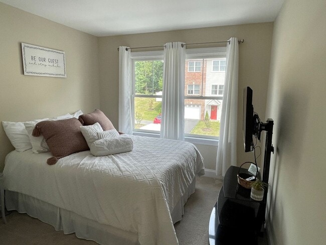 Building Photo - Spacious Luxury Townhome! Outstanding Location!