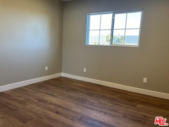 Building Photo - 334 Stepney St