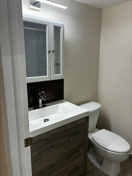 Building Photo - 5428 Larchmont Ct