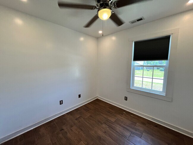 Building Photo - Great home avail in Hubert!  Mini split AC in garage perfect for personal gym!