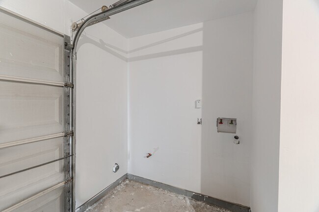 Building Photo - 10126 Pine Moss Dr