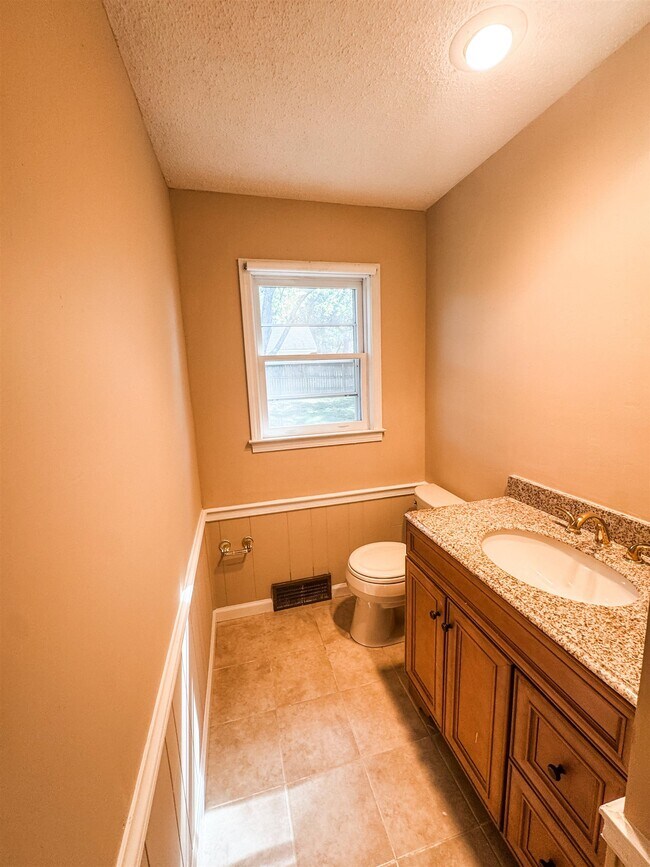 Building Photo - 1062 Fredericksburg Cove