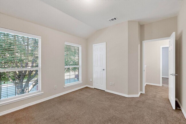 Building Photo - Spacious & Stylish Home in Quail Run-North...