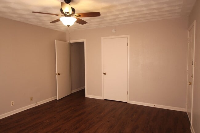 Building Photo - 1424 E Houston St