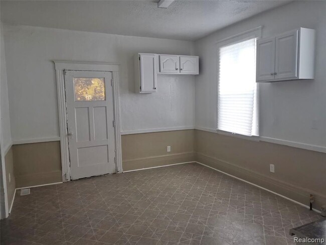 Building Photo - 17159 Bentler St