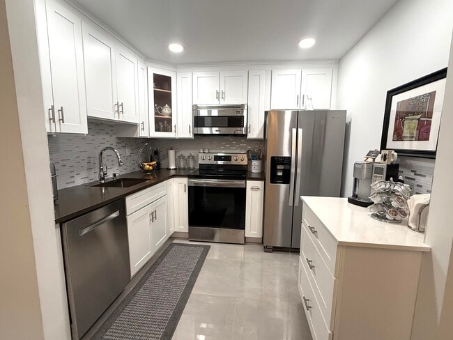 Building Photo - 496 Burgundy P
