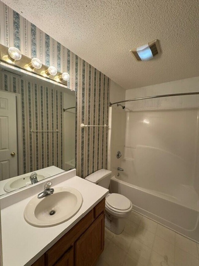 Building Photo - 214 English Ct