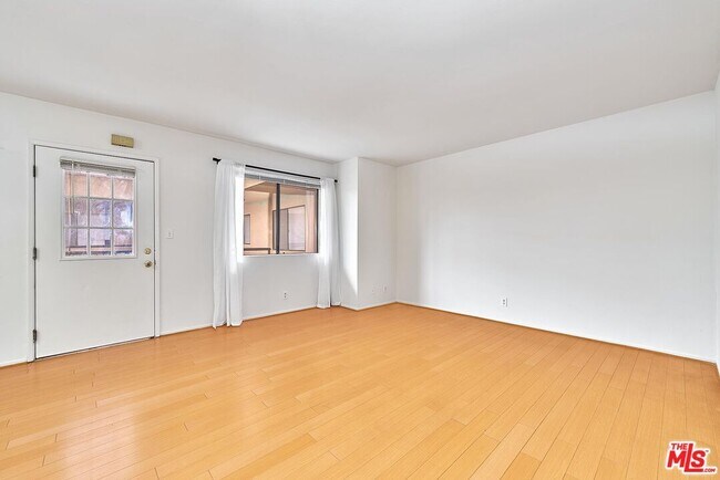 Building Photo - 326 S Manhattan Pl