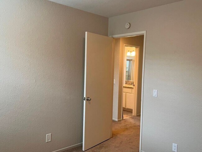 Building Photo - Charming end-unit home in Tamarack Point~ ...
