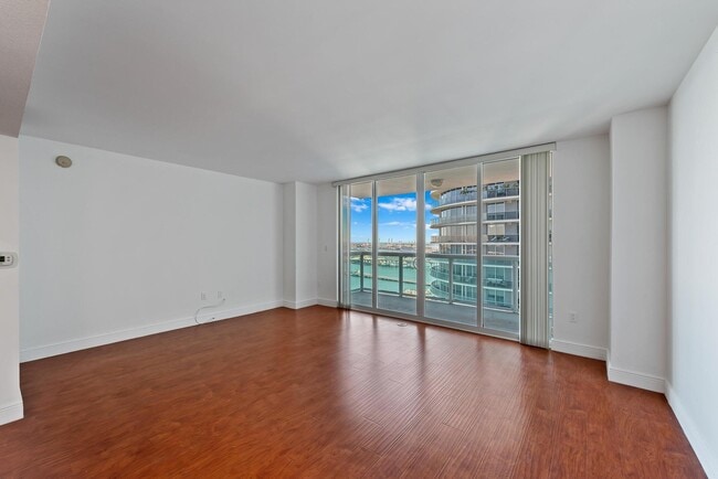 Building Photo - 1800 N Bayshore Dr