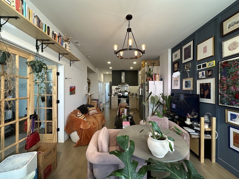 Building Photo - 843 N Mozart St