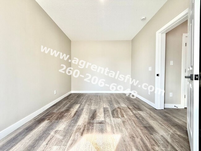 Building Photo - 615 W 4th St