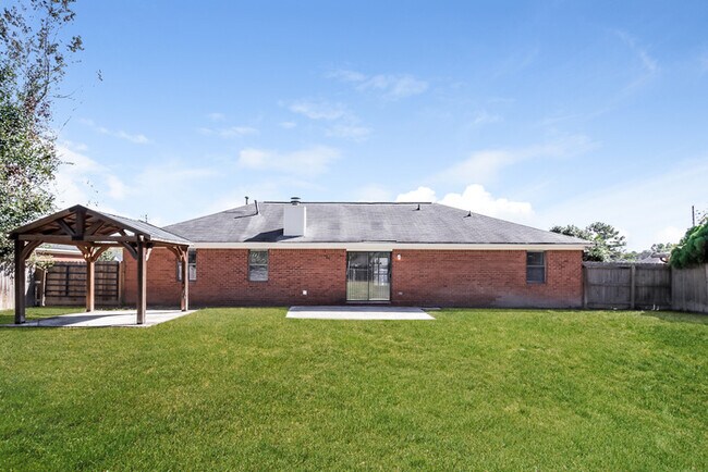 Building Photo - Bright 3 Bedroom Home with High Ceilings