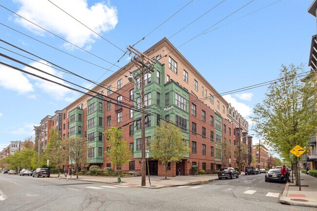 Building Photo - 901 Madison St