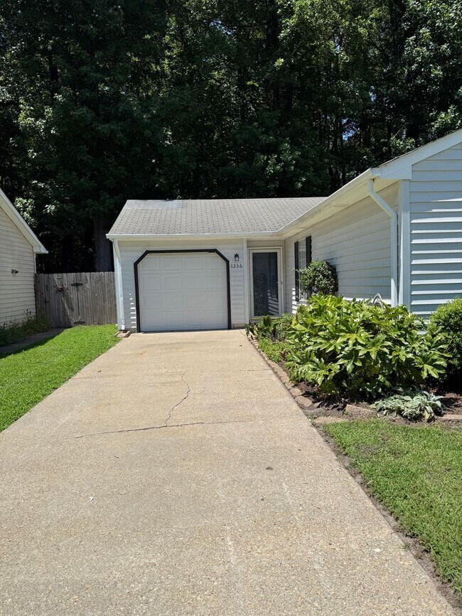 Building Photo - 3BD/2BA Home minutes from Dam Neck/Oceana Bases! Updated Throughout! Attached One Car Garage!