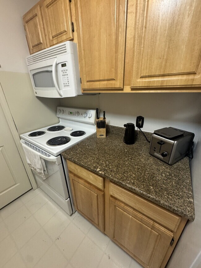 Building Photo - Fenton Fully-Furnished 2-Bedroom Apartment Available!
