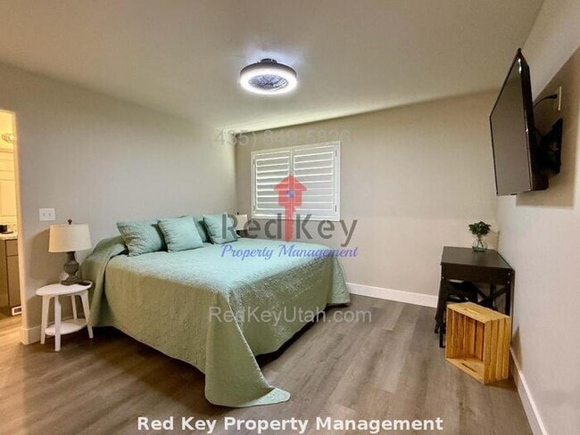 Building Photo - Adobe Rock Dr. Fully Furnished