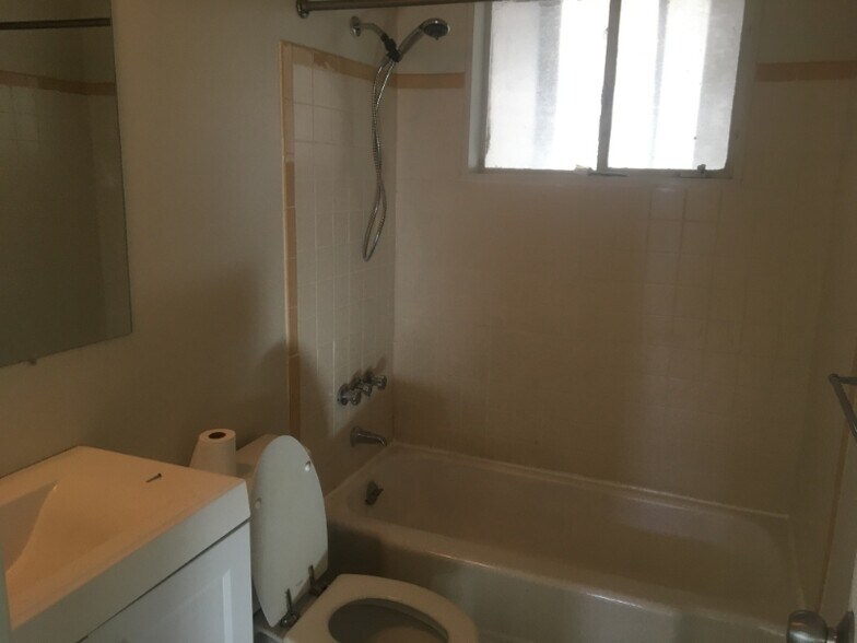 Building Photo - 481 W 70th Pl