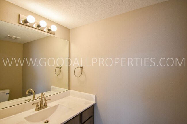 Building Photo - 3 Bedroom 2 Bathroom 2 Car garage in De Soto.