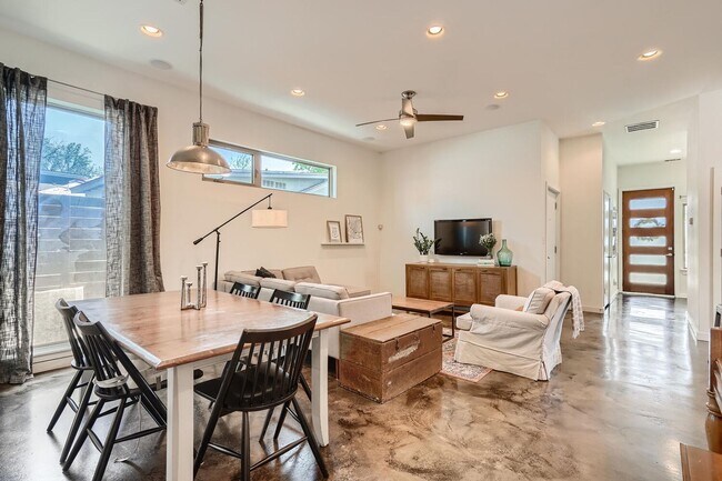 Building Photo - Home for Lease In East Downtown Austin Holly District