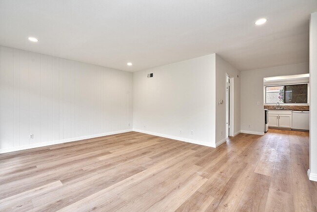 Building Photo - 28026 Ridgecove Ct N