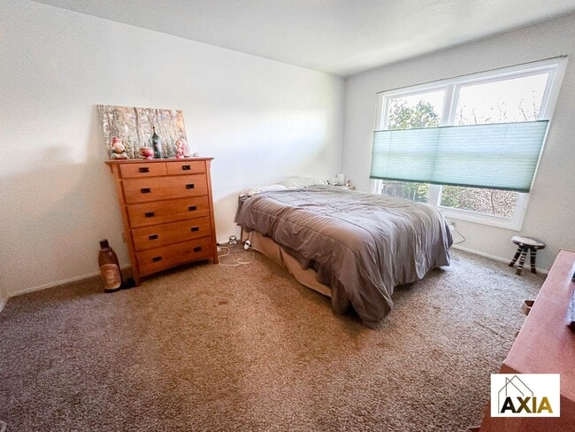 Building Photo - Spacious Home Right on the Park!