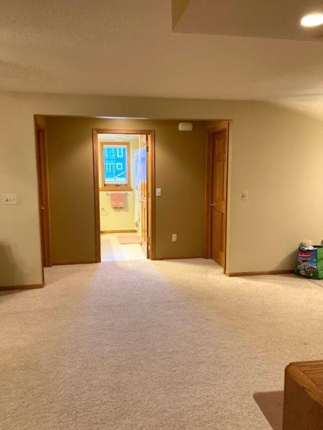 Building Photo - 4 Bedroom Twin Home