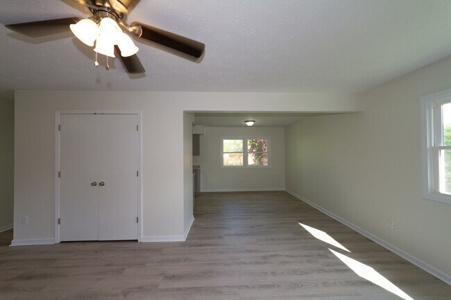 Building Photo - Updated 3 bedroom 1.5 bath home in desirab...
