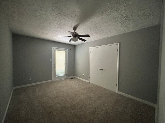 Building Photo - 6466 Kelmscot Ct