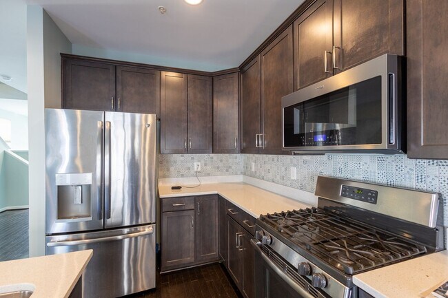 Building Photo - Lovely 3 BR/2.5 BA EOG Townhome in Glen Bu...