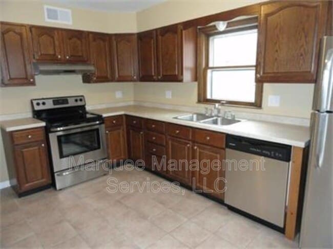 Building Photo - 546 Kelly St