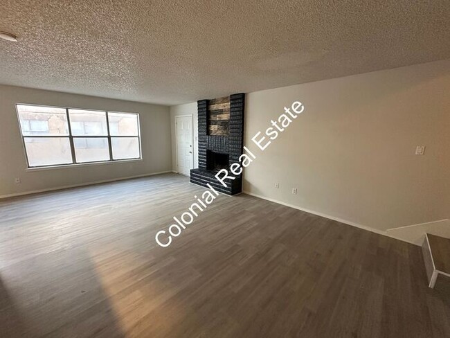 Building Photo - Spacious and updated 2 bedroom 1 & 1/2 bat...