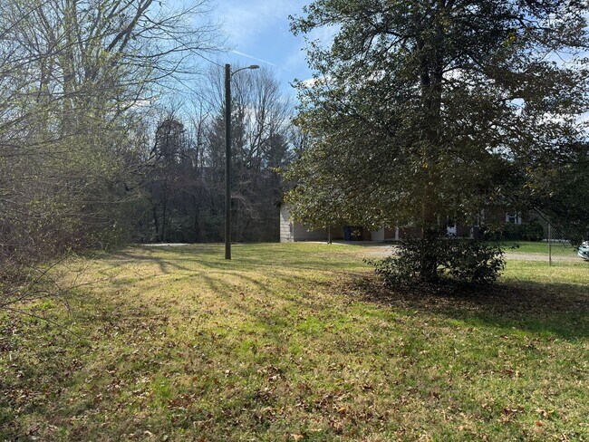 Building Photo - 3-bedroom, 2-bath brick ranch in Black Mountain