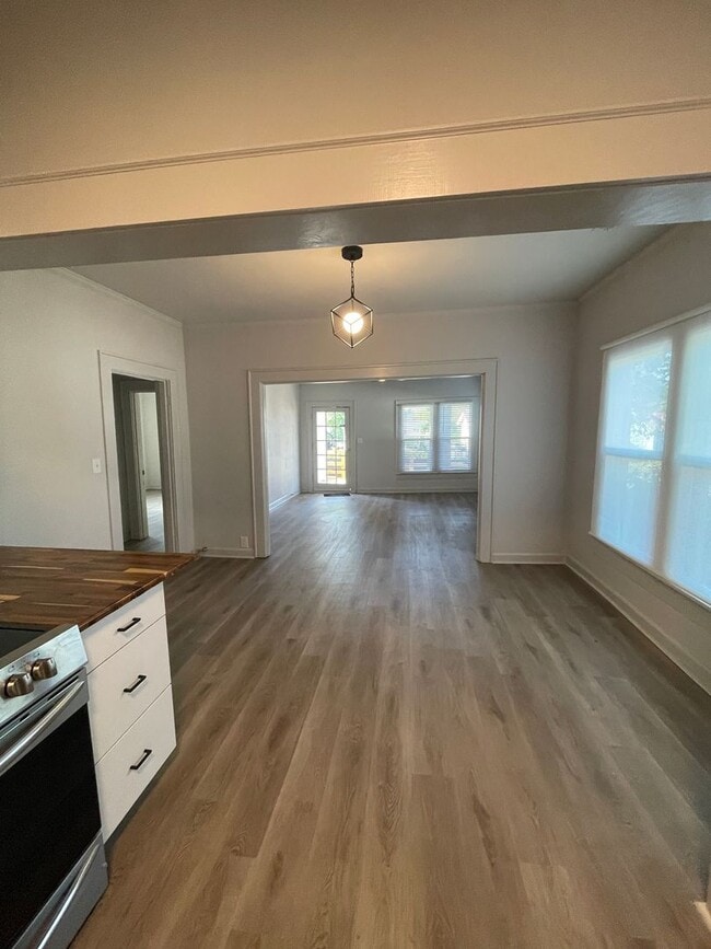 Building Photo - 2 bedroom, 1 bathroom home located in the ...