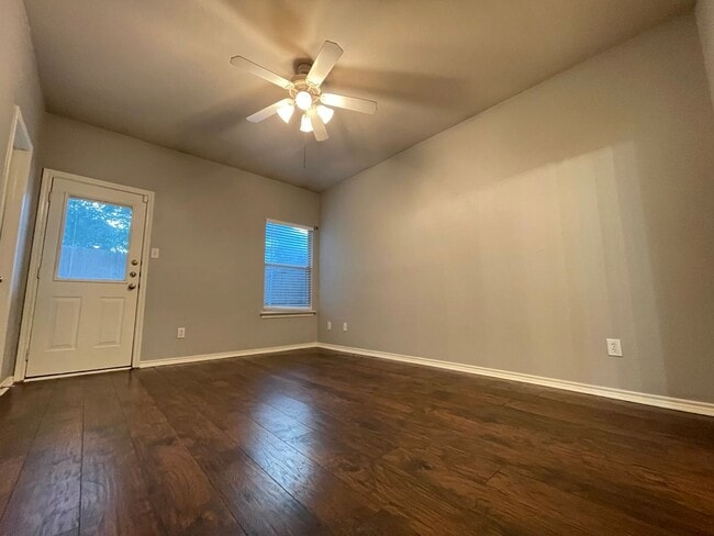 Building Photo - 3/2 Duplex with Garage