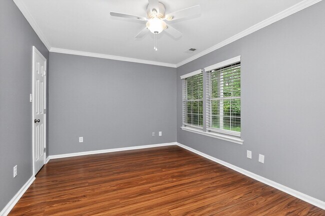 Building Photo - Amazingly and rarely available home that is literally on the greenway.